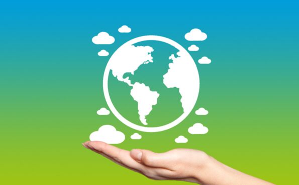 Über einer Hand schwebt eine Weltkugel umgeben von Wolken. Ist ein Beispiel für Klimastrategie und Nachhaltigkeit.