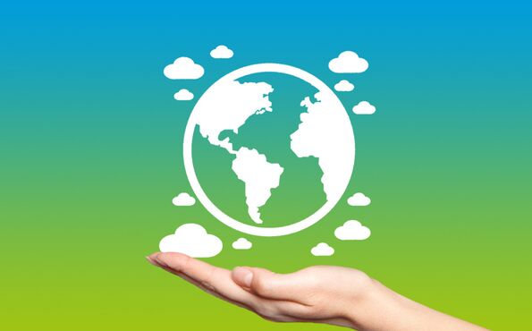 Über einer Hand schwebt eine Weltkugel umgeben von Wolken. Ist ein Beispiel für Klimastrategie und Nachhaltigkeit.