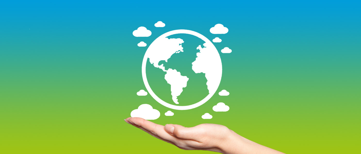 Über einer Hand schwebt eine Weltkugel umgeben von Wolken. Ist ein Beispiel für Klimastrategie und Nachhaltigkeit.